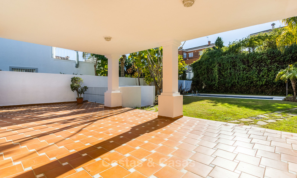 Villa for sale within walking distance of the golf course and commercial centre in Guadalmina, Marbella 3266