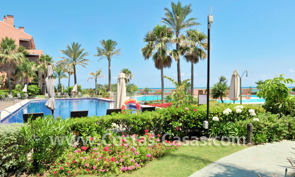 Delightful garden flat for sale in a luxurious, sought after beach front complex, Marbella - Puerto Banus 3421