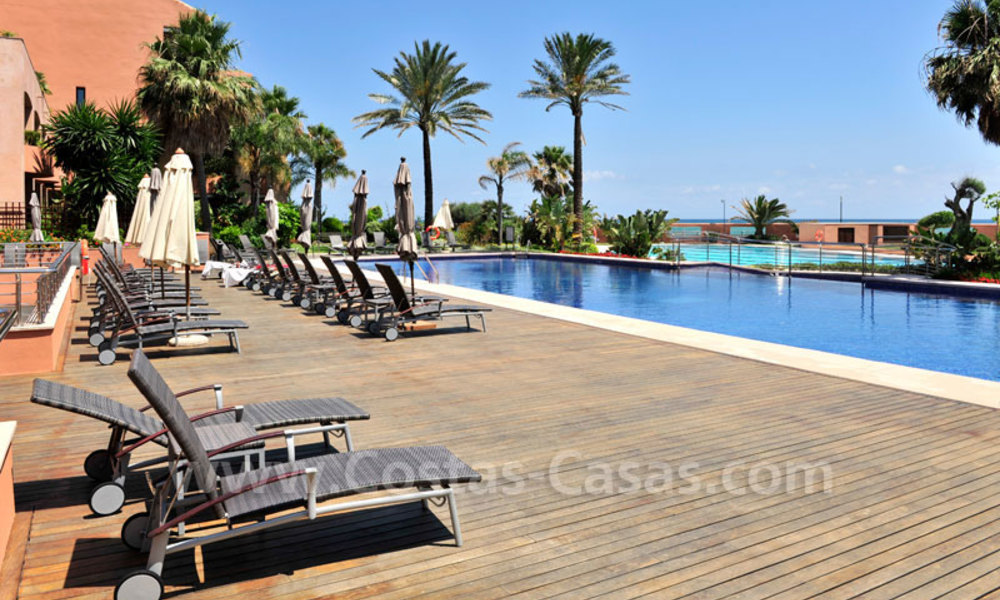 Delightful garden flat for sale in a luxurious, sought after beach front complex, Marbella - Puerto Banus 3420