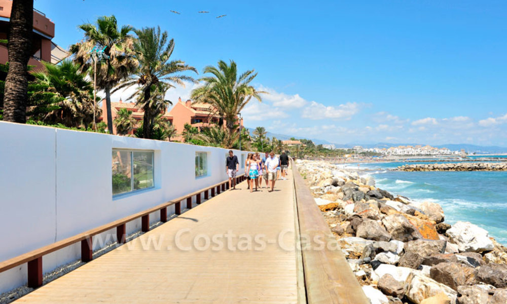 Delightful garden flat for sale in a luxurious, sought after beach front complex, Marbella - Puerto Banus 3426