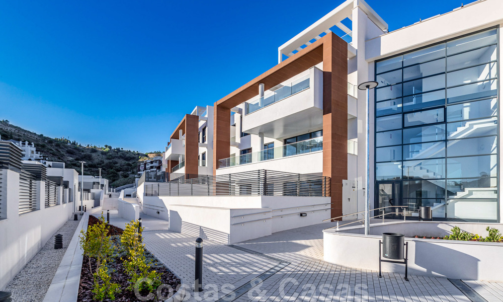 New, modern apartments for sale in a sought after area of Benahavis - Marbella. Key ready. 32399