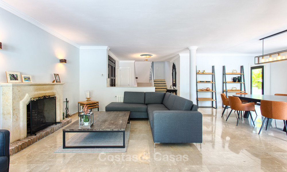 Recently renovated beach side luxury villa for sale in Los Monteros, East Marbella 4046