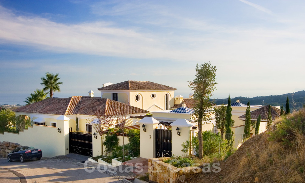 Exclusive villa for sale, with sea views, in a gated resort in Marbella - Benahavis 22361