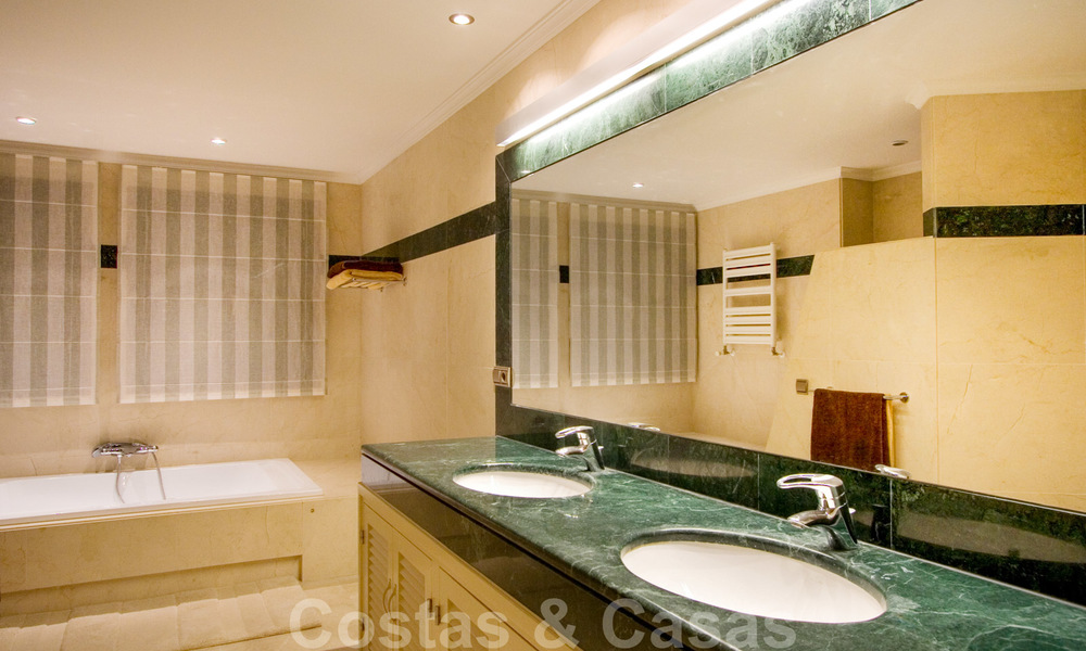 Exclusive villa for sale, with sea views, in a gated resort in Marbella - Benahavis 22363
