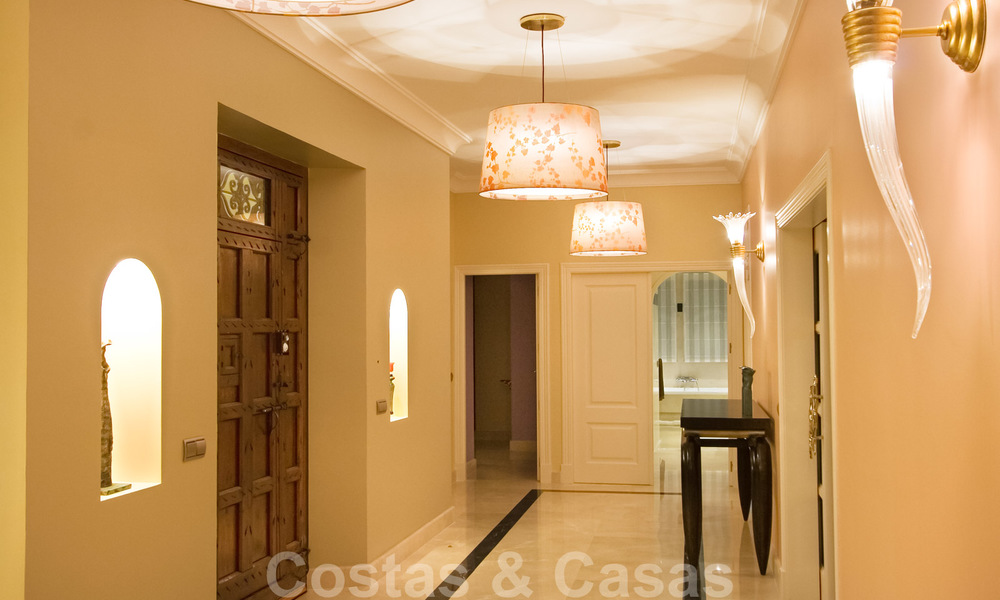 Exclusive villa for sale, with sea views, in a gated resort in Marbella - Benahavis 22365