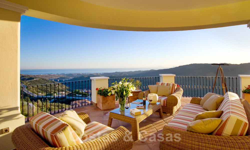 Exclusive villa for sale, with sea views, in a gated resort in Marbella - Benahavis 22367