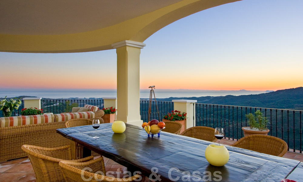 Exclusive villa for sale, with sea views, in a gated resort in Marbella - Benahavis 22370