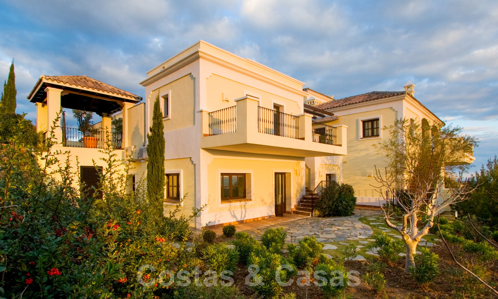 Exclusive villa for sale, with sea views, in a gated resort in Marbella - Benahavis 22380