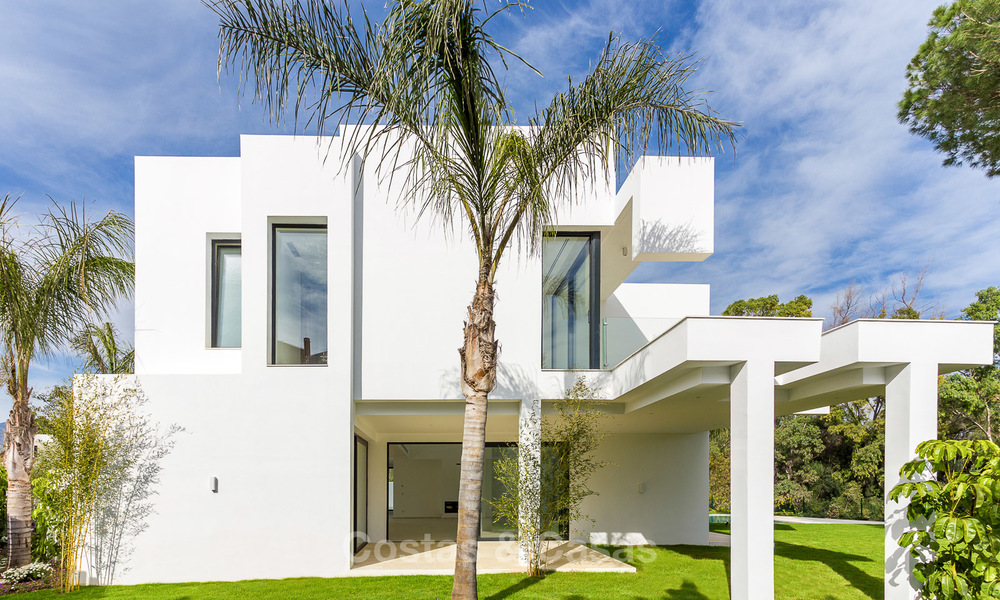 Spacious modern luxury villa for sale near the beach and golf course in Marbella - Estepona 4272