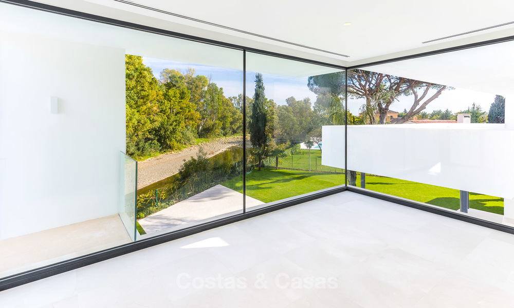 Spacious modern luxury villa for sale near the beach and golf course in Marbella - Estepona 4273