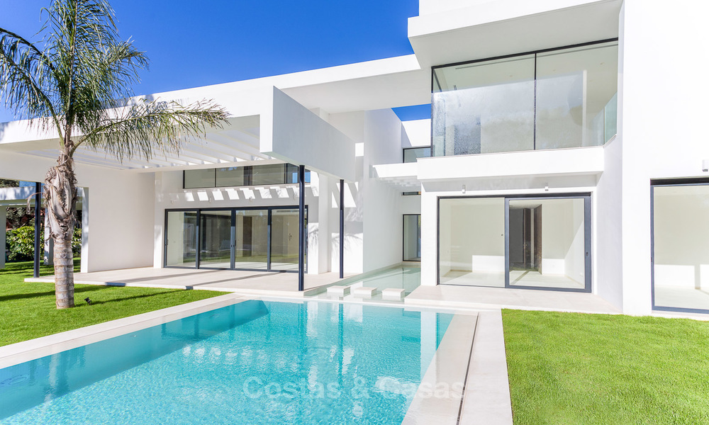 Spacious modern luxury villa for sale near the beach and golf course in Marbella - Estepona 4274