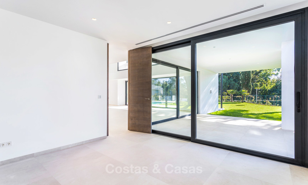Spacious modern luxury villa for sale near the beach and golf course in Marbella - Estepona 4275