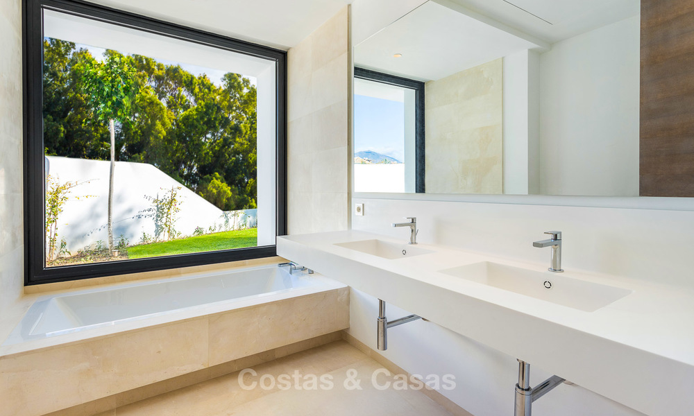 Spacious modern luxury villa for sale near the beach and golf course in Marbella - Estepona 4276