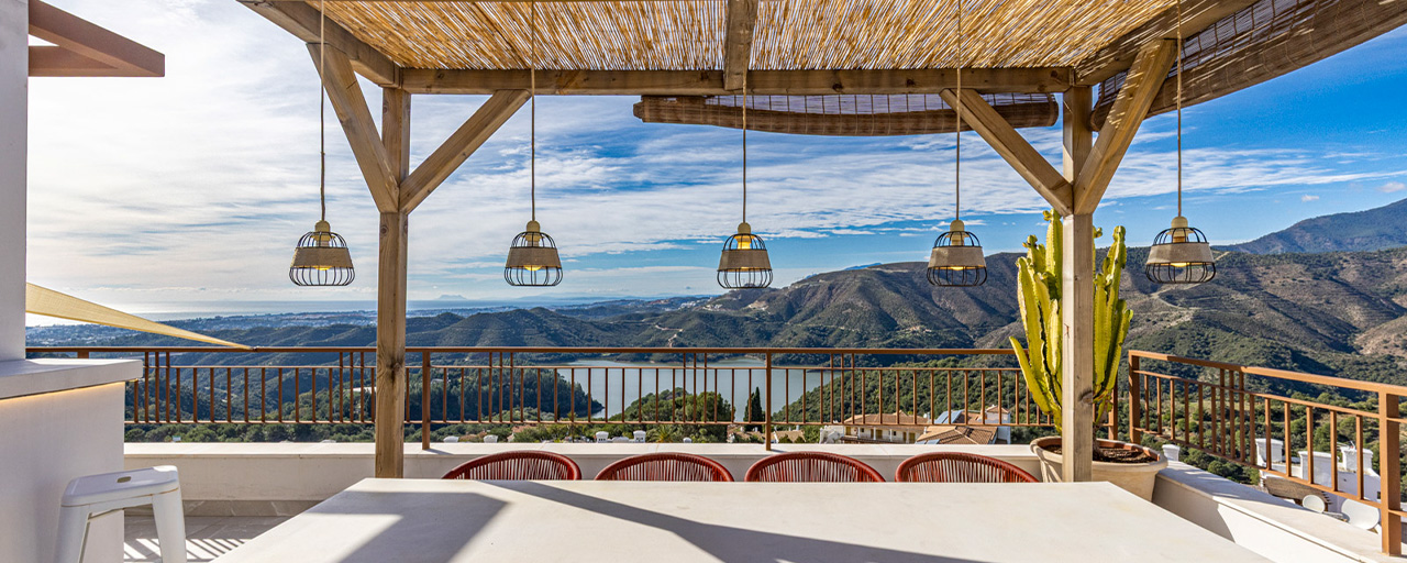 Modern penthouse for sale with panoramic views of the sea and Istán Lake, in the hills just above Marbella’s Golden Mile 
