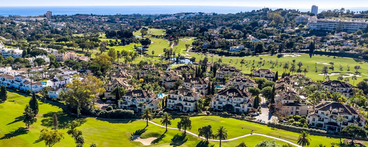 Luxury penthouse for sale in a beautiful frontline golf resort in Nueva Andalucia, Marbella