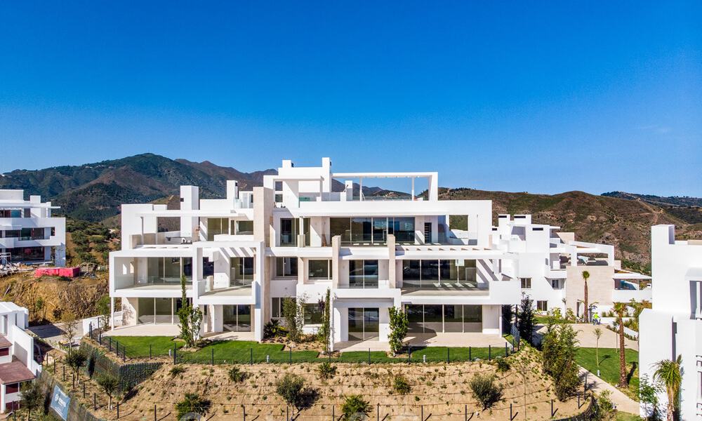 Modern-contemporary luxury apartments with exquisite sea views for sale, short drive to Marbella centre. Ready to move in. Last 3 penthouses. 38304