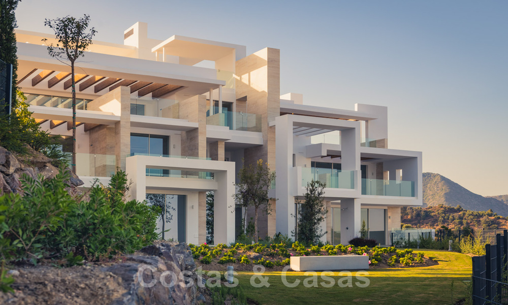 Modern-contemporary luxury apartments with exquisite sea views for sale, short drive to Marbella centre. Ready to move in. Last 3 penthouses. 38312