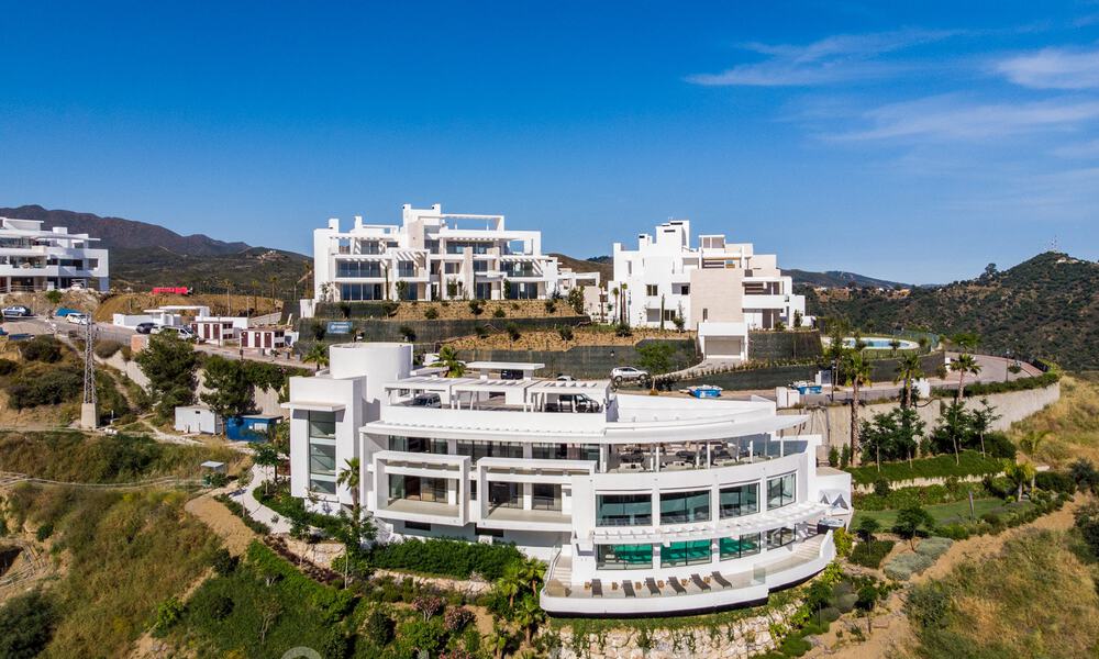 Modern-contemporary luxury apartments with exquisite sea views for sale, short drive to Marbella centre. Ready to move in. Last 3 penthouses. 38332