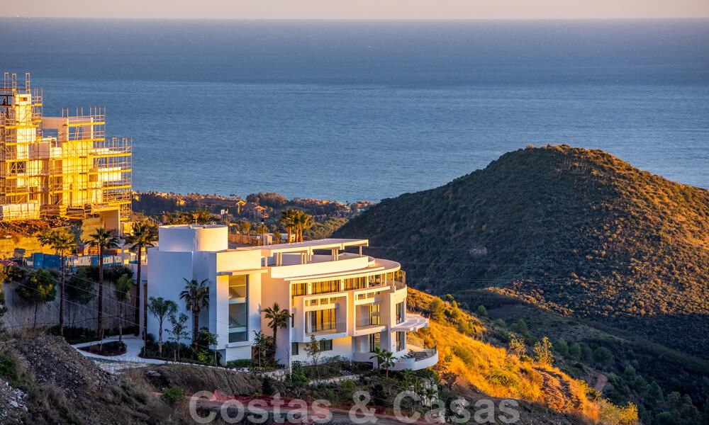 Modern-contemporary luxury apartments with exquisite sea views for sale, short drive to Marbella centre. Ready to move in. Last 3 penthouses. 38339