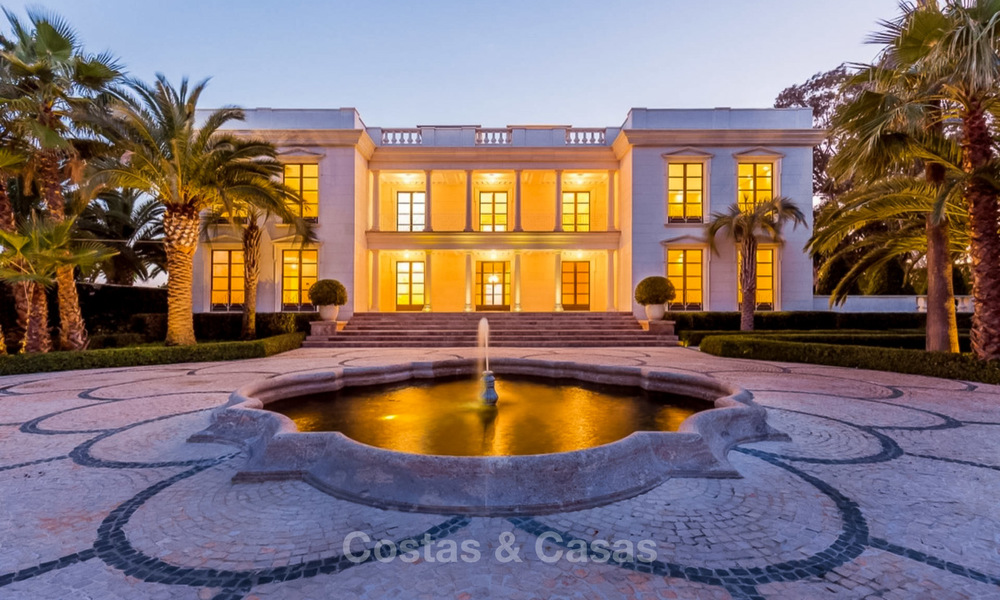 Prestigious palatial front line beach villa for sale, classic style, between Marbella and Estepona 5468