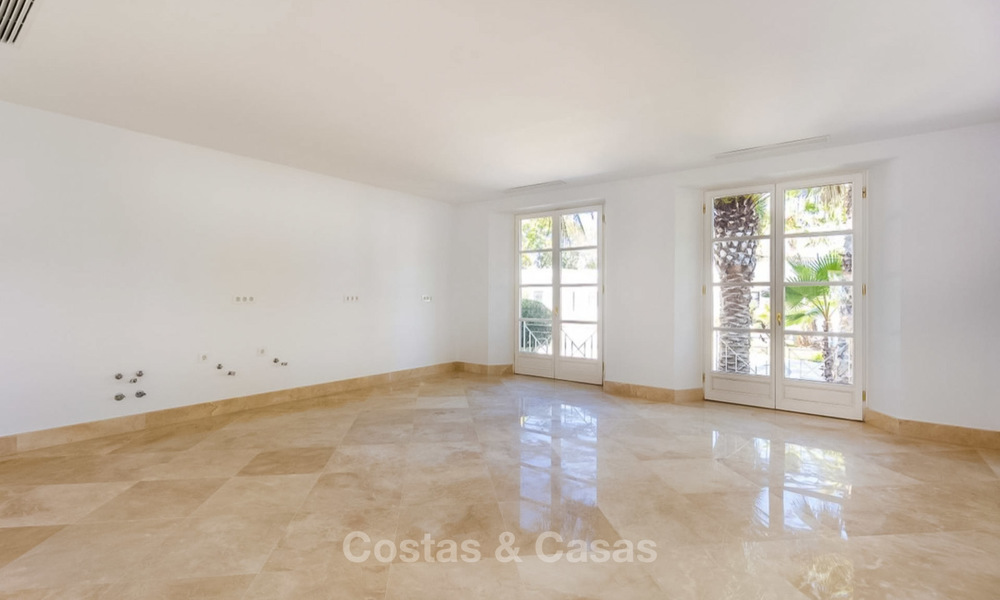Prestigious palatial front line beach villa for sale, classic style, between Marbella and Estepona 5488