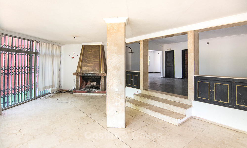 To be renovated villa on a large plot for sale at a spectacular, prime location - Golden Mile, Marbella 7000