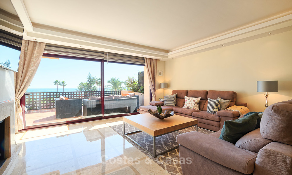 Very attractive luxury beach front apartment with fantastic sea views for sale - New Golden Mile, Marbella - Estepona 7028