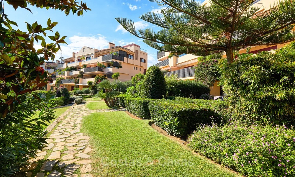 Very attractive luxury beach front apartment with fantastic sea views for sale - New Golden Mile, Marbella - Estepona 7051