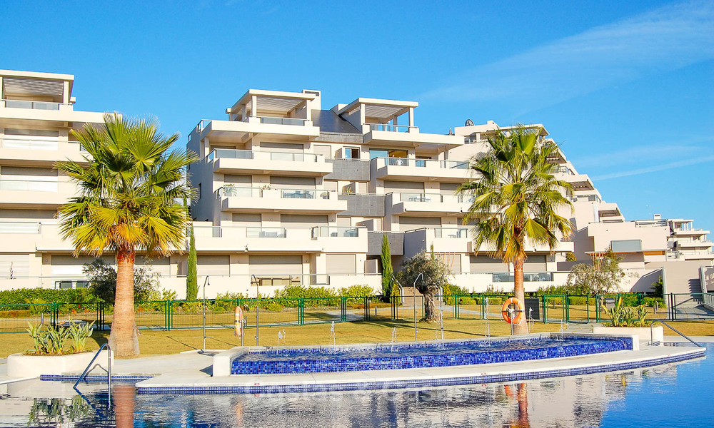 Very spacious, bright and modern luxury apartment for sale with 4 bedrooms and open golf and sea views in Marbella - Benahavis 7500