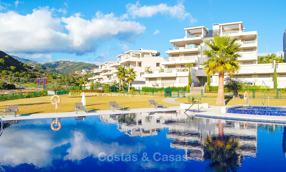 Very spacious, bright and modern luxury apartment for sale with 4 bedrooms and open golf and sea views in Marbella - Benahavis 7501