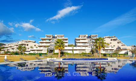 Very spacious, bright and modern luxury apartment for sale with 4 bedrooms and open golf and sea views in Marbella - Benahavis 7498