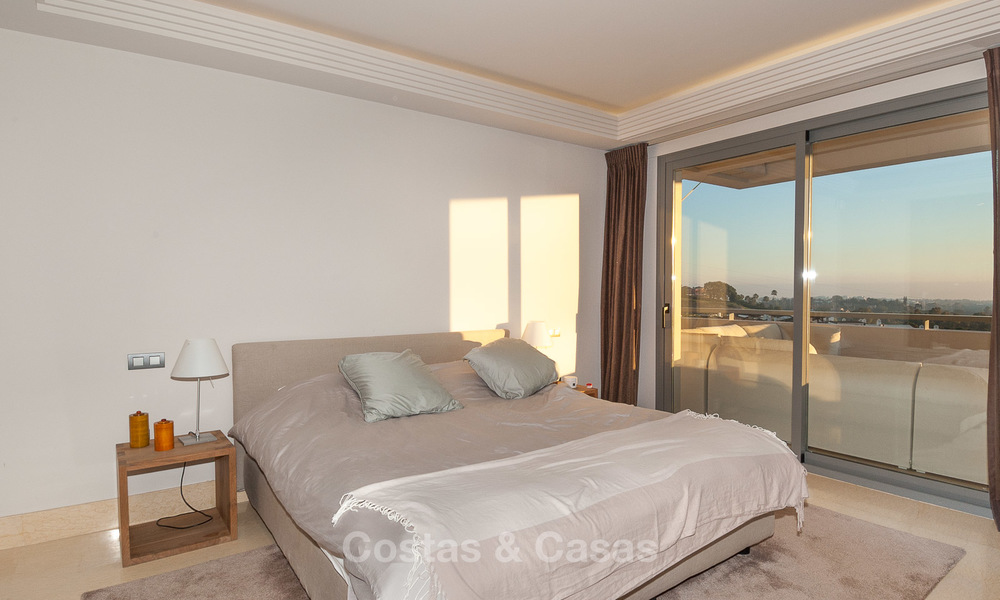 Very spacious, bright and modern luxury apartment for sale with 4 bedrooms and open golf and sea views in Marbella - Benahavis 7688