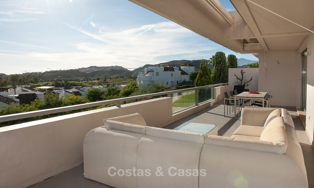 Very spacious, bright and modern luxury apartment for sale with 4 bedrooms and open golf and sea views in Marbella - Benahavis 7517