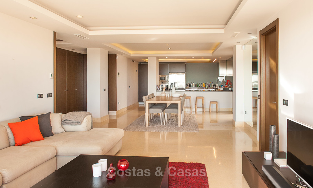 Very spacious, bright and modern luxury apartment for sale with 4 bedrooms and open golf and sea views in Marbella - Benahavis 7519