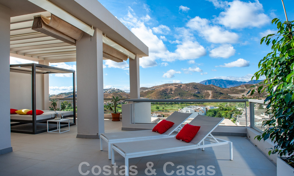 Spacious, bright and modern luxury penthouse for sale with golf and sea views in Marbella - Benahavis 46712
