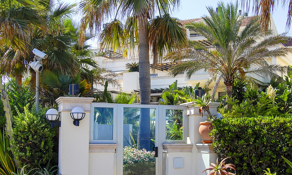 Beachfront luxury apartments for sale on the Golden Mile, Marbella, within walking distance to Puerto Banus 22349