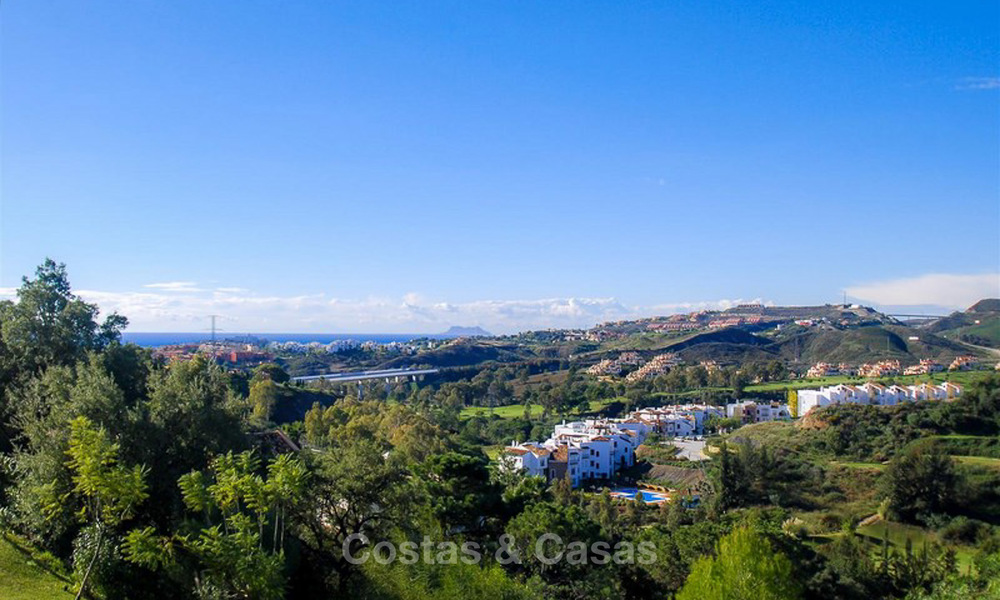 Opportunity! Large corner 4 bedroom penthouse for sale, with golf and sea views in Benahavis - Marbella 8593