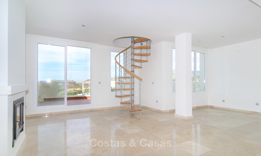 Opportunity! Large corner 4 bedroom penthouse for sale, with golf and sea views in Benahavis - Marbella 8600