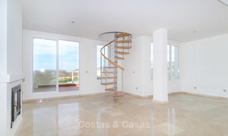 Opportunity! Large corner 4 bedroom penthouse for sale, with golf and sea views in Benahavis - Marbella 8600 