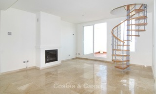 Opportunity! Large corner 4 bedroom penthouse for sale, with golf and sea views in Benahavis - Marbella 8601 