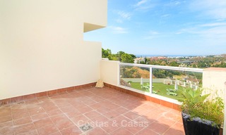 Opportunity! Large corner 4 bedroom penthouse for sale, with golf and sea views in Benahavis - Marbella 8605 