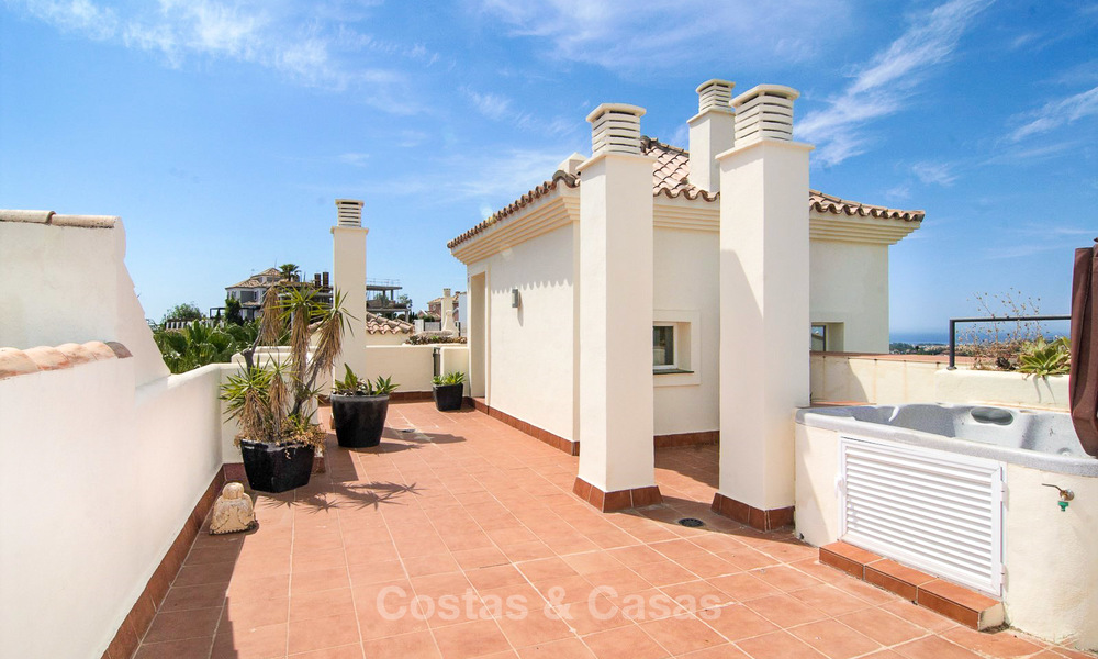 Opportunity! Large corner 4 bedroom penthouse for sale, with golf and sea views in Benahavis - Marbella 8608
