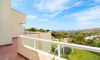 Opportunity! Large corner 4 bedroom penthouse for sale, with golf and sea views in Benahavis - Marbella 8609 