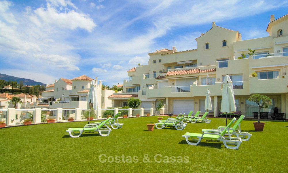 Opportunity! Large corner 4 bedroom penthouse for sale, with golf and sea views in Benahavis - Marbella 8611