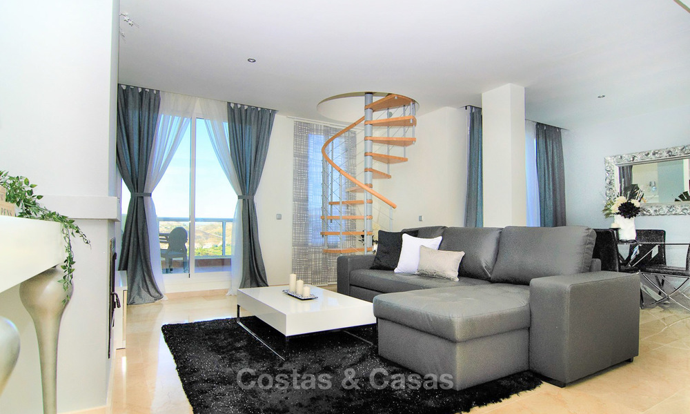 Opportunity! Large corner 4 bedroom penthouse for sale, with golf and sea views in Benahavis - Marbella 8617