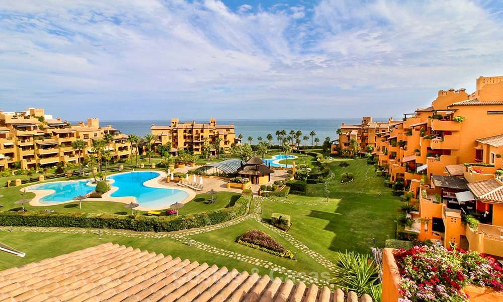 Spectacular penthouse with a private pool in a luxury complex for sale, front line beach – New Golden Mile, Marbella - Estepona 9083
