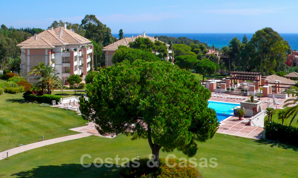 Timeless luxury apartments for sale with sea views on the Golden Mile, between Puerto Banus and Marbella 22523