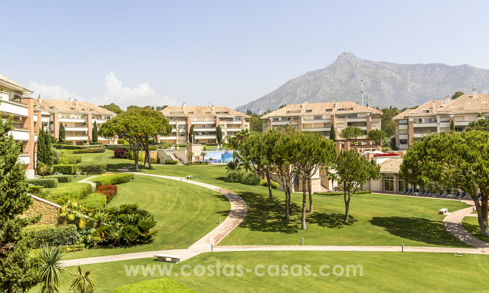 Timeless luxury apartments for sale with sea views on the Golden Mile, between Puerto Banus and Marbella 22542