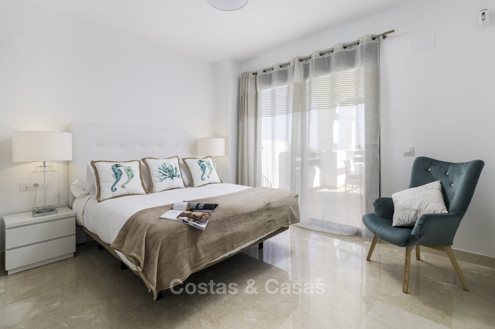 Ready to move into new frontline golf apartments for sale, with sea views and walking distance to the beach - Casares, Costa del Sol 11122