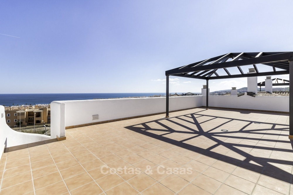 Ready to move into new frontline golf apartments for sale, with sea views and walking distance to the beach - Casares, Costa del Sol 11129